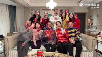 骆歆分享自己携全家给网友们拜年:新年快乐我的互联网朋友们!