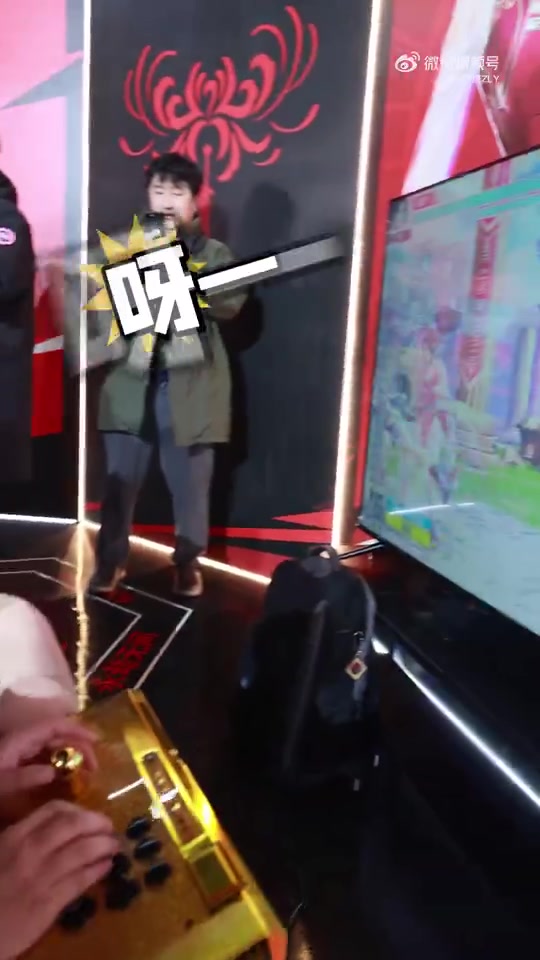 ?孩神目光坚毅 不敢乱瞄!走路摇COS不知火舞挑战世界冠军小孩