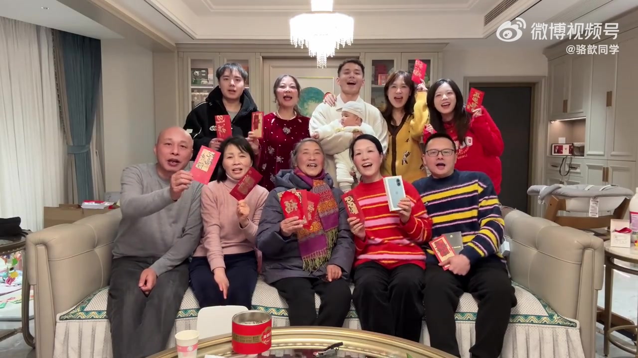 骆歆分享自己携全家给网友们拜年:新年快乐我的互联网朋友们!