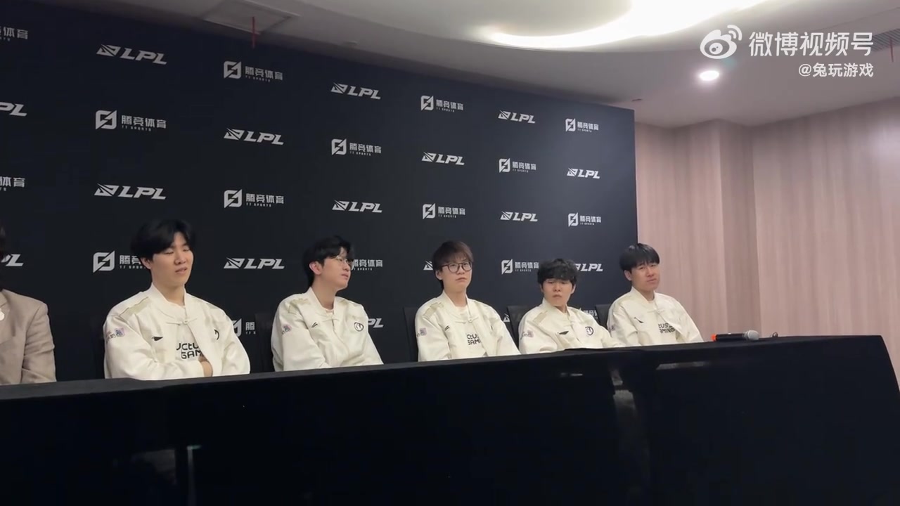 哥几个隔着演小品呢?iG五人”话筒风云“:这话筒没用,只是装饰